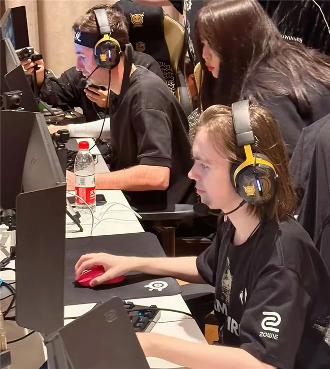 OMG官博：祝Angel生日快乐，在未来的日子里继续逐光前行！