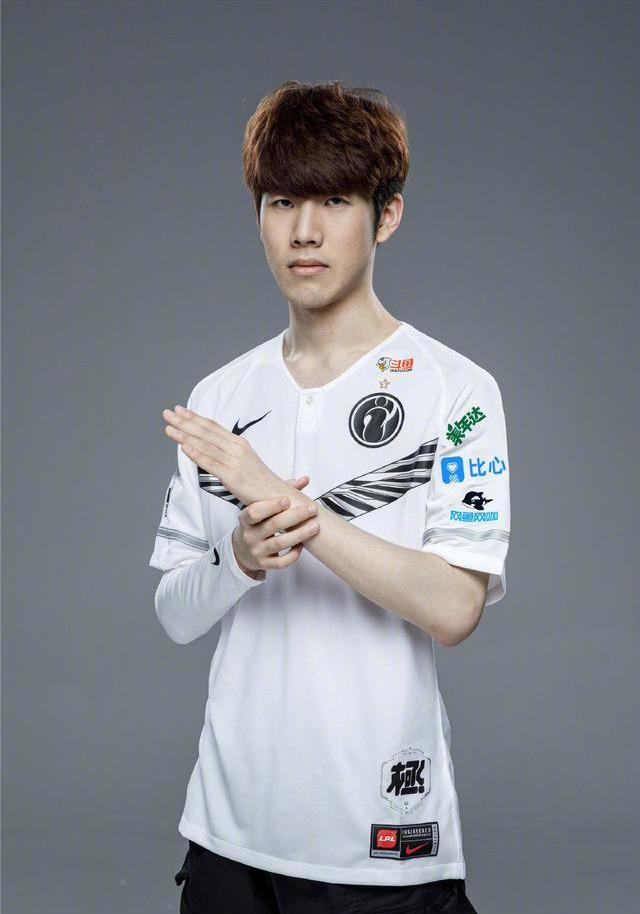 CRISP ：选锤石时没想清楚选什麽英雄 最近训练的时候玩过一次